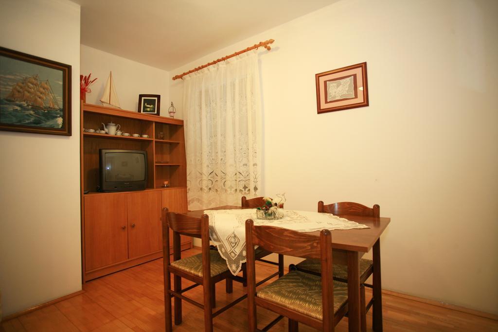 Apartment & Room Dinka, Krk Krk Town Esterno foto